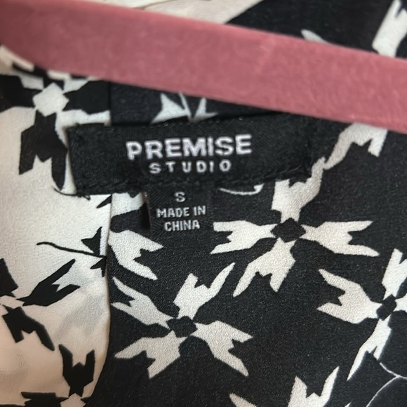Premise Studio Double Layer Sleeveless Blouse l Size S - Picture 3 of 6